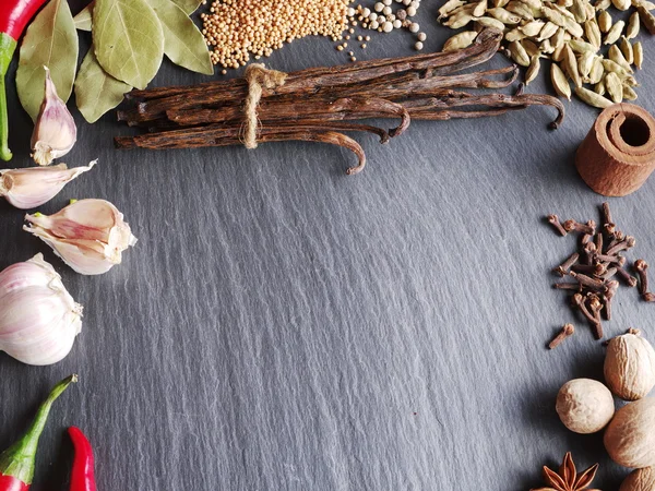 Verschillende kruiden op wiegde tafel. — Stockfoto