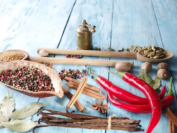 Verschillende kruiden op oude houten tafel. — Stockfoto