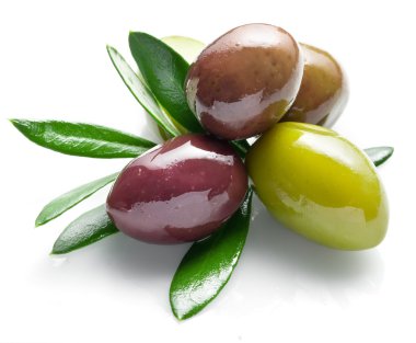 beyaz zemin üzerinde yaprakları ile zeytin.