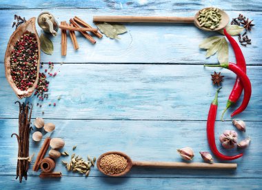 Eski ahşap masa üzerinde farklı baharatlar.