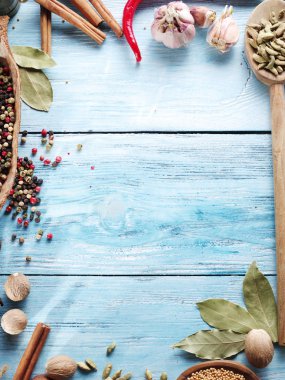 Eski ahşap masa üzerinde farklı baharatlar.