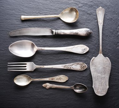 Koyu gri arka plan üzerinde mutfak aletleri.