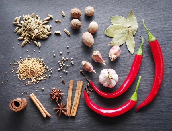 Verschillende kruiden op wiegde tafel. — Stockfoto