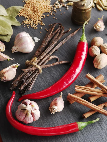 Verschillende kruiden op wiegde tafel. — Stockfoto