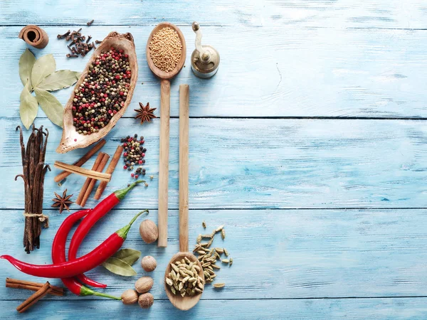 Eski ahşap masa üzerinde farklı baharatlar.