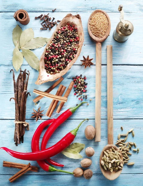 Eski ahşap masa üzerinde farklı baharatlar.