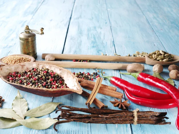 Olika kryddor på gamla träbord. — Stockfoto