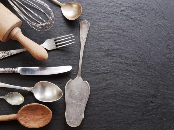 Utensílios de cozinha sobre um fundo cinza escuro . — Fotografia de Stock