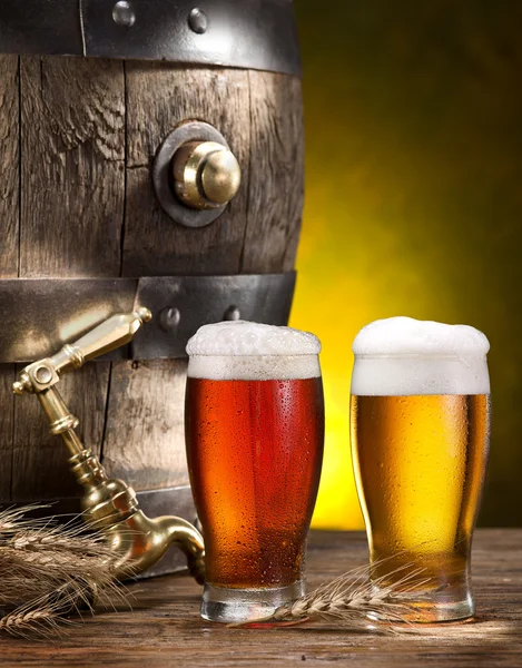 Stift av öl och glas öl. — Stockfoto