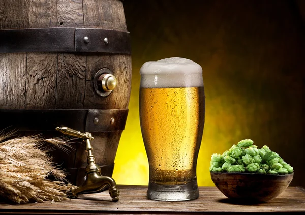 PIN van bier en glas bier. — Stockfoto
