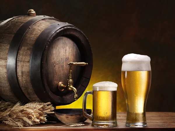 Spilla di birra e vetro di birra . — Foto Stock