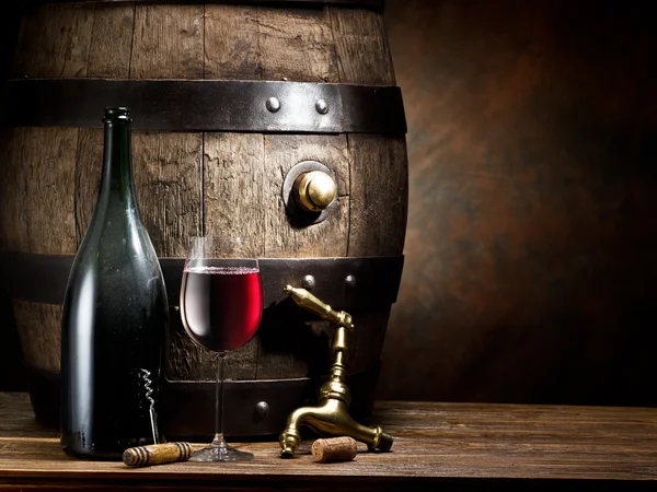 Bodegón con copa de vino, botella y barril . — Foto de Stock