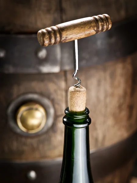 Opening of a wine bottle with corkscrew. — Stock Photo, Image