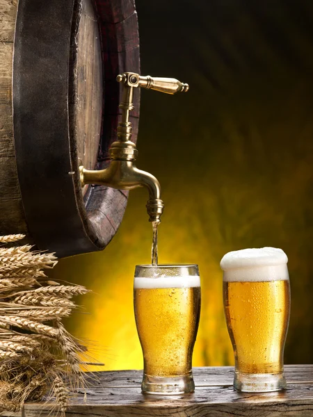Pin de cerveza y vaso de cerveza . Fotos de stock libres de derechos