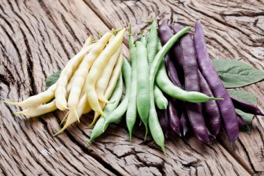 eski ahşap masa üzerinde taze fasulye.