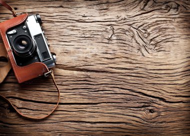 Eski ahşap masa üzerinde eski rangefinder fotoğraf makinesi.