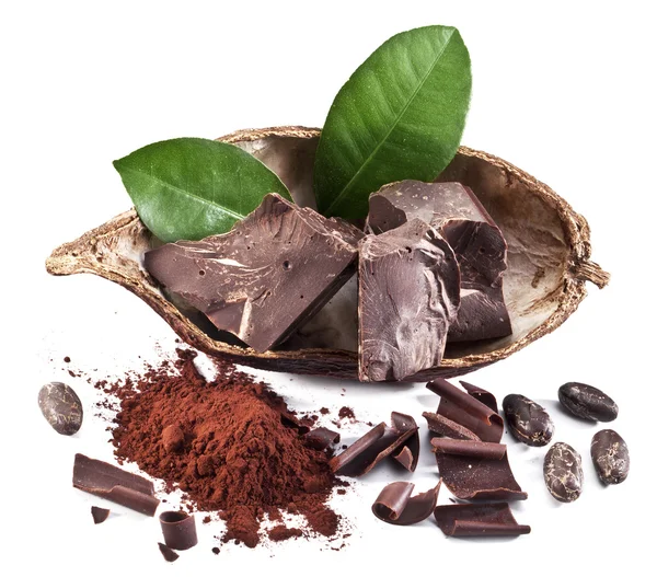 Schokoladenblöcke und Kakaobohnen. — Stockfoto