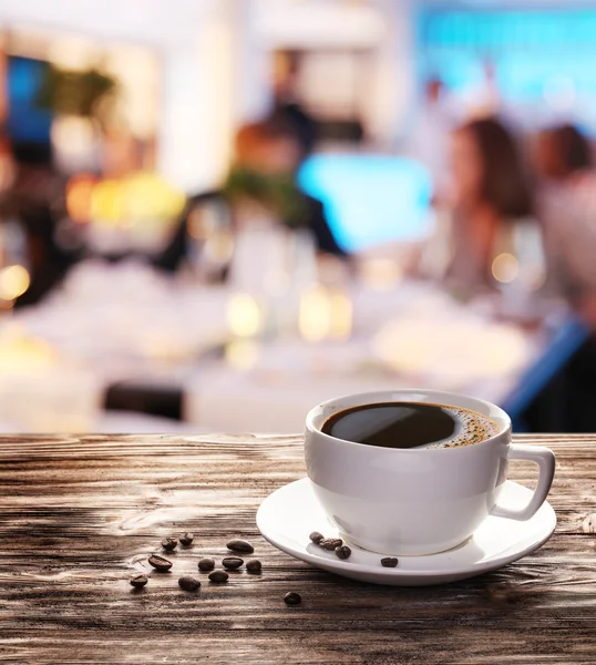 Kopp varmt kaffe på ett gammalt träbord. — Stockfoto