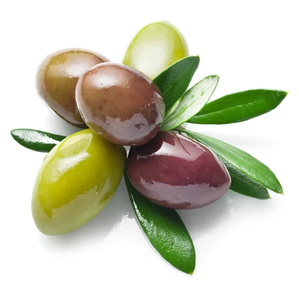 Olives avec feuilles sur fond blanc . — Photo