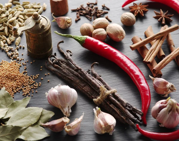 Verschillende kruiden op wiegde tafel. — Stockfoto