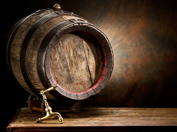 Old oak wine barrel. — Stock Photo, Image
