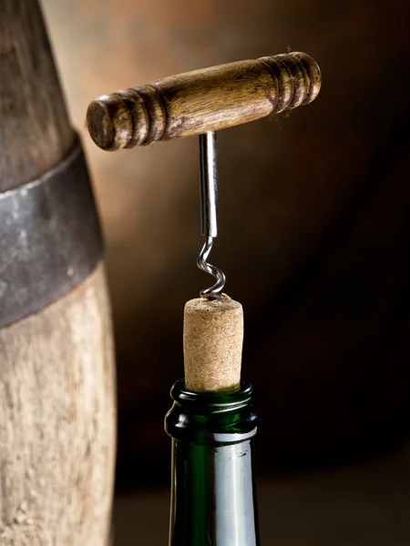 Abertura de uma garrafa de vinho com saca-rolhas . — Fotografia de Stock