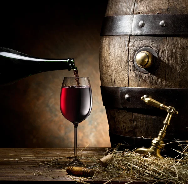 Stilleben med glas vin, flaska och fat. — Stockfoto