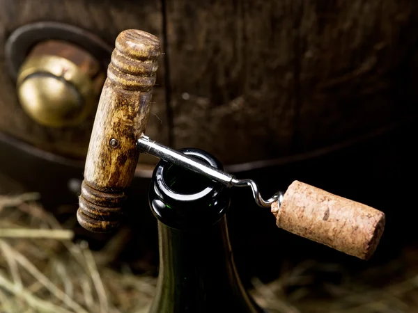 Abertura de uma garrafa de vinho com saca-rolhas . — Fotografia de Stock