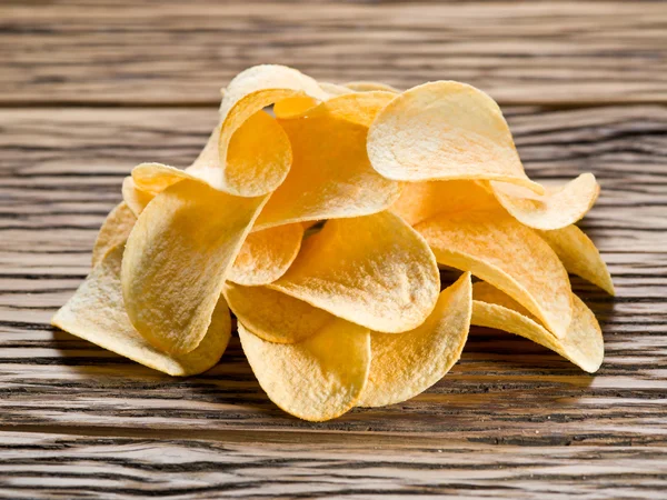 Patatas fritas sobre fondo de madera . — Foto de Stock