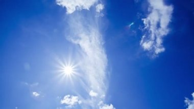 Bulutlar Güneş gökyüzünde yüzen
