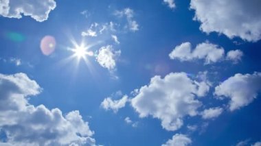 Bulutlar Güneş gökyüzünde yüzen