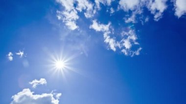 Bulutlar Güneş gökyüzünde yüzen