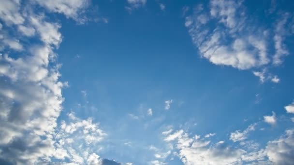 Σύννεφα επιπλέουν στον ηλιακό ουρανό — Αρχείο Βίντεο