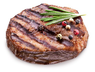 Baharat beyaz zemin üzerine sığır eti biftek.