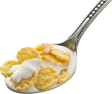 Mısır gevreği beyaz arka plan üzerinde gümüş kaşık.