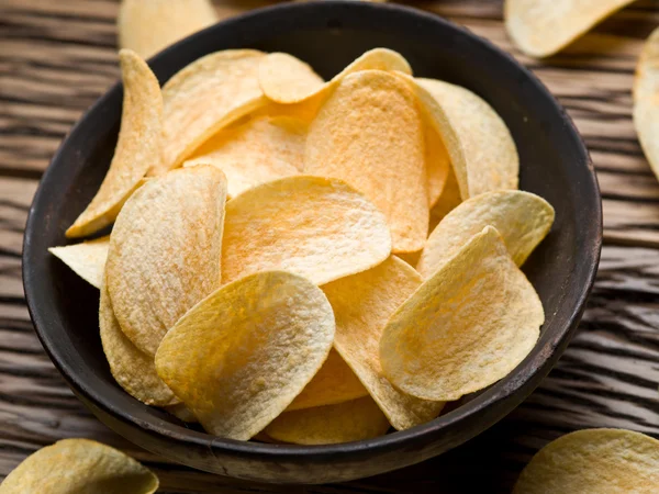 Batatas fritas em um fundo de madeira . — Fotografia de Stock