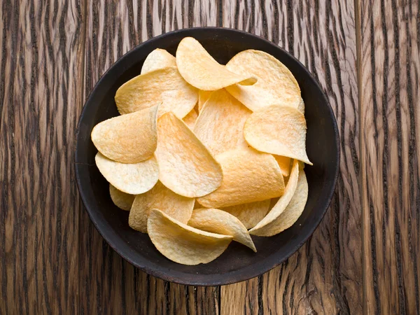 Potatis chips på en trä bakgrund. — Stockfoto