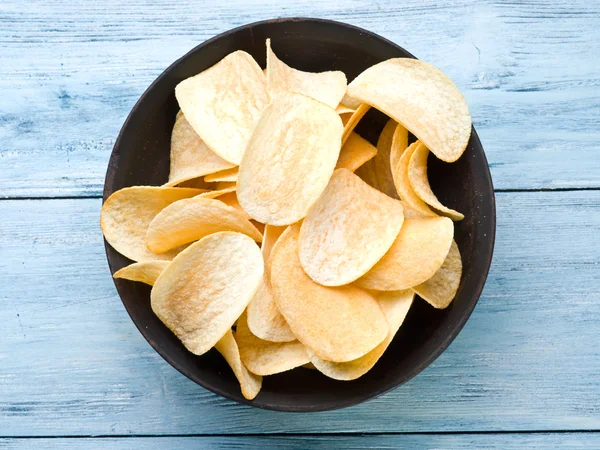 Kartoffelchips auf einem hölzernen Hintergrund. — Stockfoto