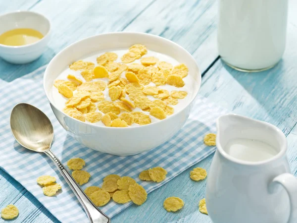 Copos de maíz cereales y leche . — Foto de Stock