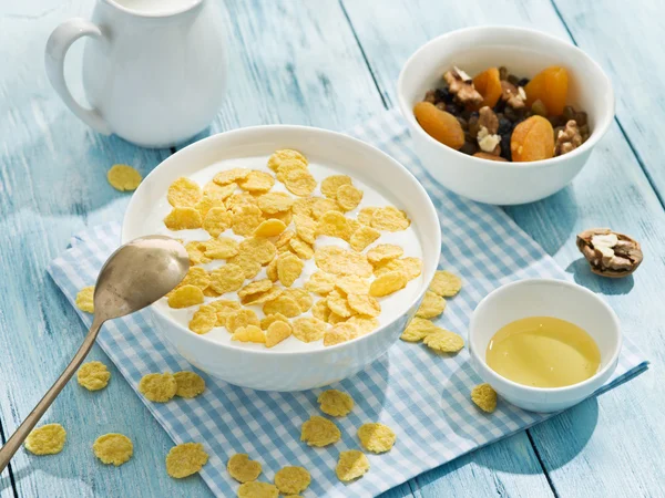 Copos de maíz cereales y leche . — Foto de Stock