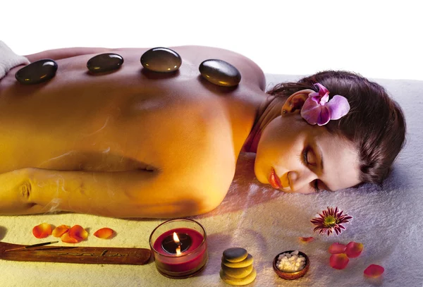 Mujer joven recibiendo procedimiento de masaje de piedra . — Foto de Stock