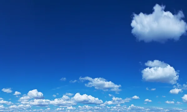 Vita högen moln i den blå himlen. — Stockfoto