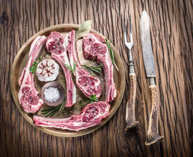 Sarımsak ve otlar ile ham pirzola.