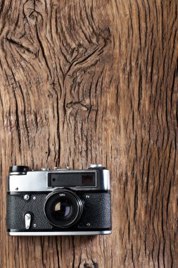 Eski ahşap masa üzerinde eski rangefinder fotoğraf makinesi.