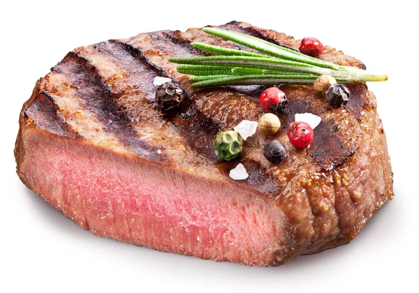 Rindersteak mit Gewürzen auf weißem Hintergrund. — Stockfoto