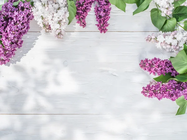 Fleurs lilas fleuries sur la vieille table en bois . — Photo