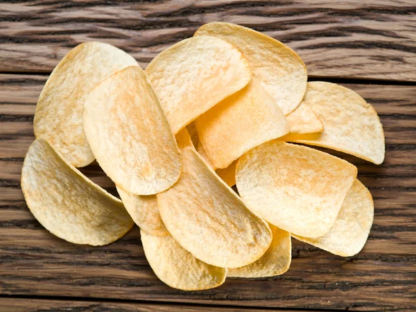 Chips op een houten achtergrond. — Stockfoto