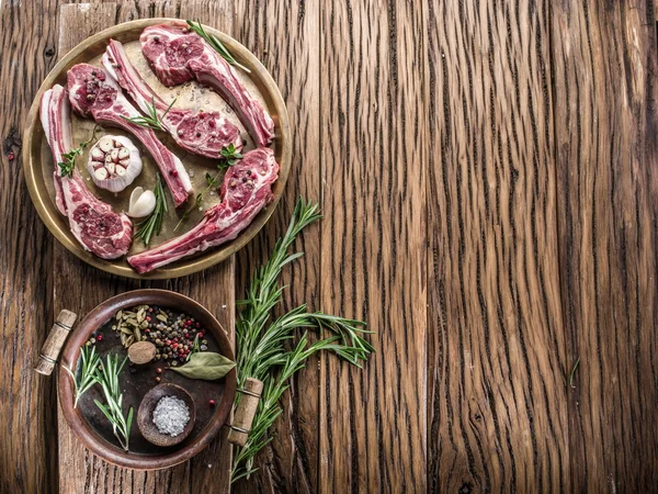 Ruwe Lamskoteletten met knoflook en kruiden. — Stockfoto