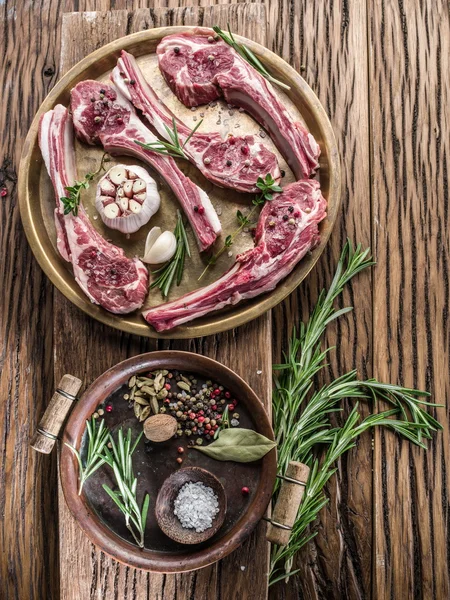 Ruwe Lamskoteletten met knoflook en kruiden. — Stockfoto