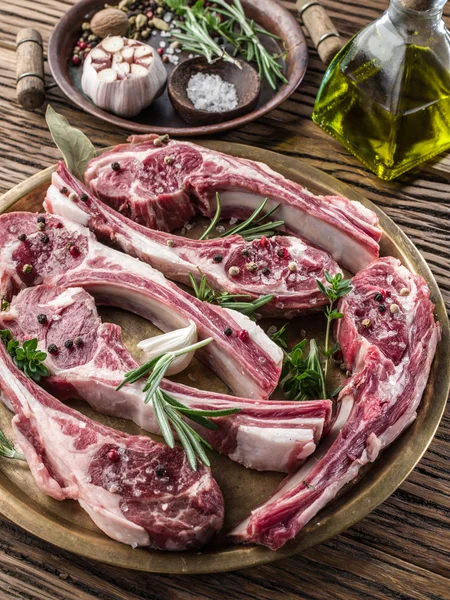 Raw lamb chops with garlic and herbs. — Stock Photo, Image